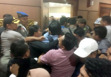 Sidang Pelantikan DPRD Riau Heboh