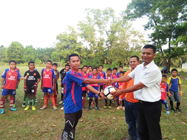 Ketua Askab PSSI Rohul Kunjungi SSB Junior Persika Kepenuhan