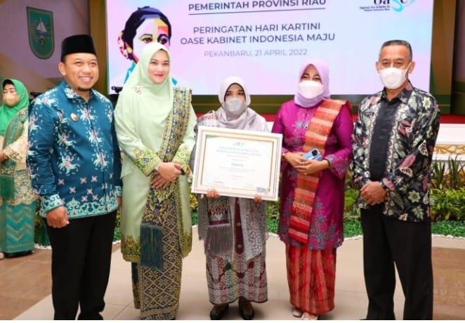 Chairani Asal Tualang Raih Penghargaan dari Istri Presiden