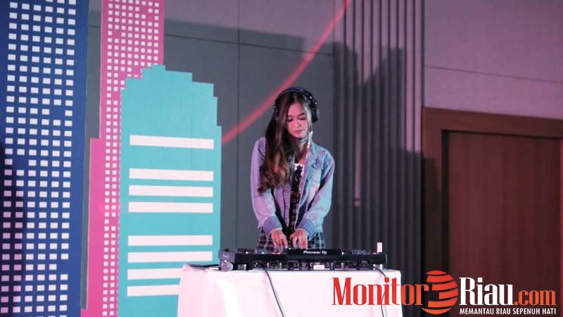 DJ Sharon yang Cantik, Imut, Ramah dan Termuda
