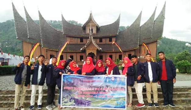 Bunda Arni Boyong Pelajar Kelas X mIPA 5, SMAN 2 Dumai Ke Sumbar