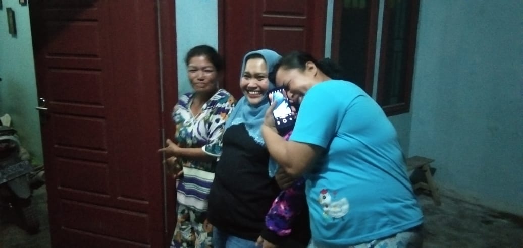 Seorang Warga  Bumbung Yang Sedang Hamil Ingin  Berfoto Dengan Kasmarni