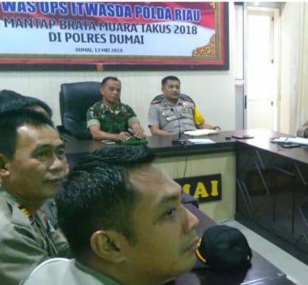 Kasdim 0320/Dumai Ikuti Konfrensi Video Dengan Kapolri dan Panglima TNI di Mapolres Dumai