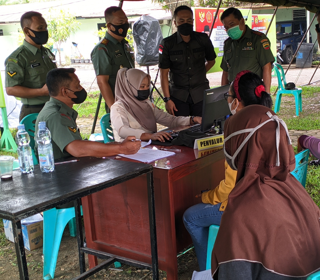 Kejari Dumai Tinjau Pelaksanaan Pembagian BLT Minyak Goreng di Makodim 0320/Dumai