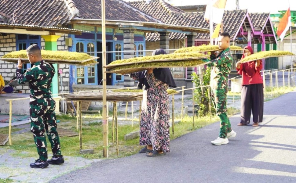 Kemanunggalan di Atas Widik: Cerita Kehangatan Satgas TMMD 129 Bojonegoro Bantu Olah Tembakau Petani Kesongo