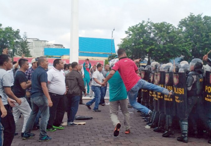 Kantor KPU Bengkalis 'Diserang' Penunjuk Rasa !