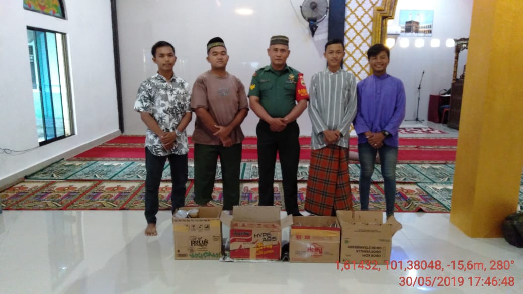 Kodim 0320/Dumai Melalui Babinsa Bukit Timah Serahkan Takjil ke Mesjid Nurul Yakin
