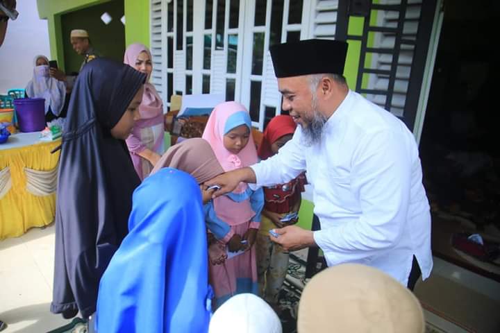 Usai Sholat Jumat, Bupati Labuhanbatu Berikan Santunan Anak Yatim di Desa Sidodadi