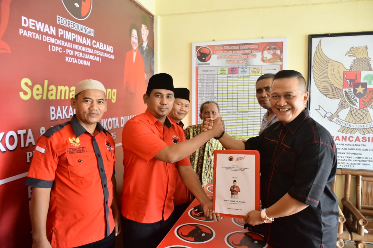 Benny Akbar Kembalikan Fomulir Pendaftaran ke PDI-P Dumai