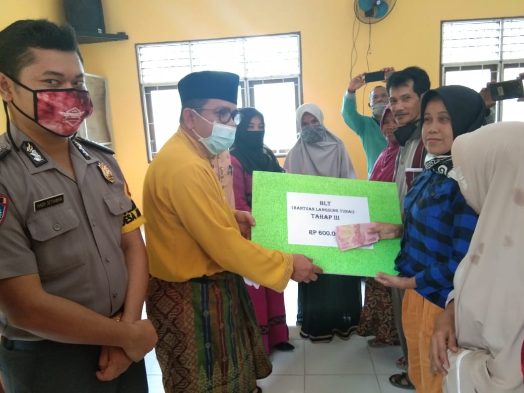 Pemerintahan Desa Air Terjun Salurkan BLT DD Tahap III