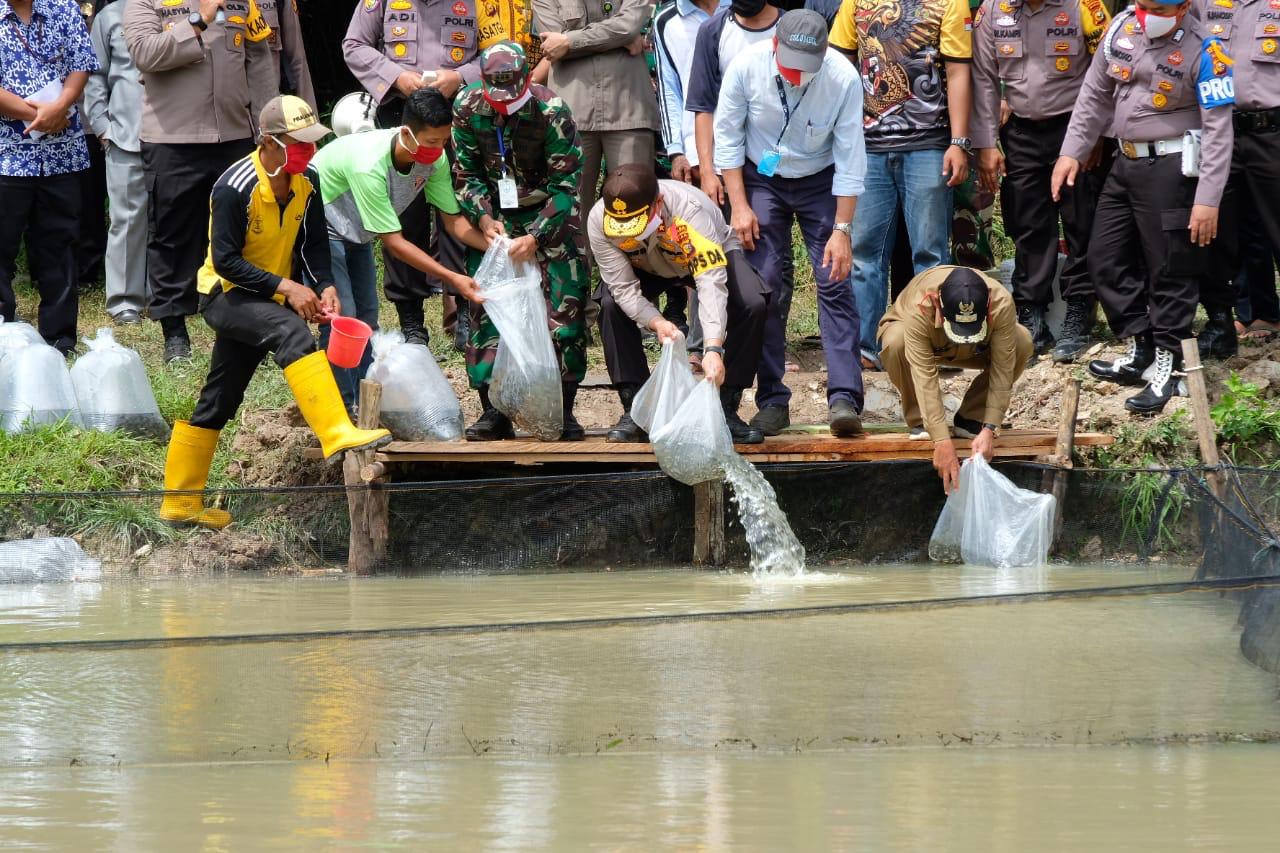 Polda Riau Gelar Bakti Sosial Dalam Rangka Menggerakkan Ekonomi dan Ketahanan Pangan