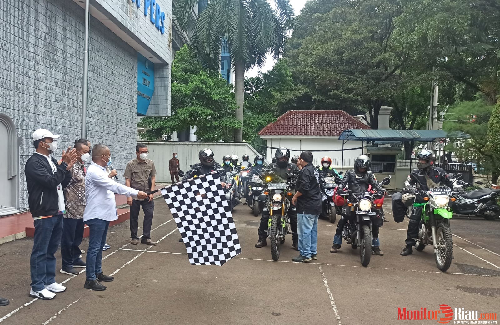 Ketua PWI Pusat Melepas Tim JKW-PWI Turing 17 Ribu Kilometer
