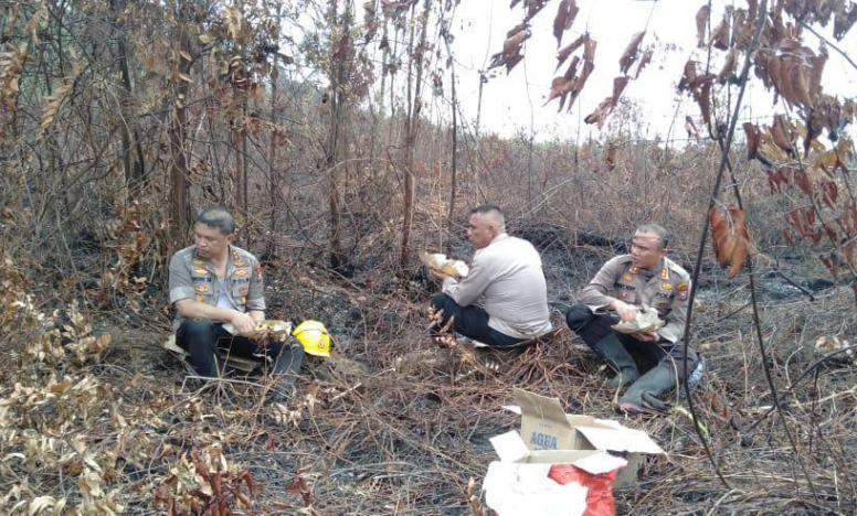 Berkeringat Padamkan Api di Rupat Utara
