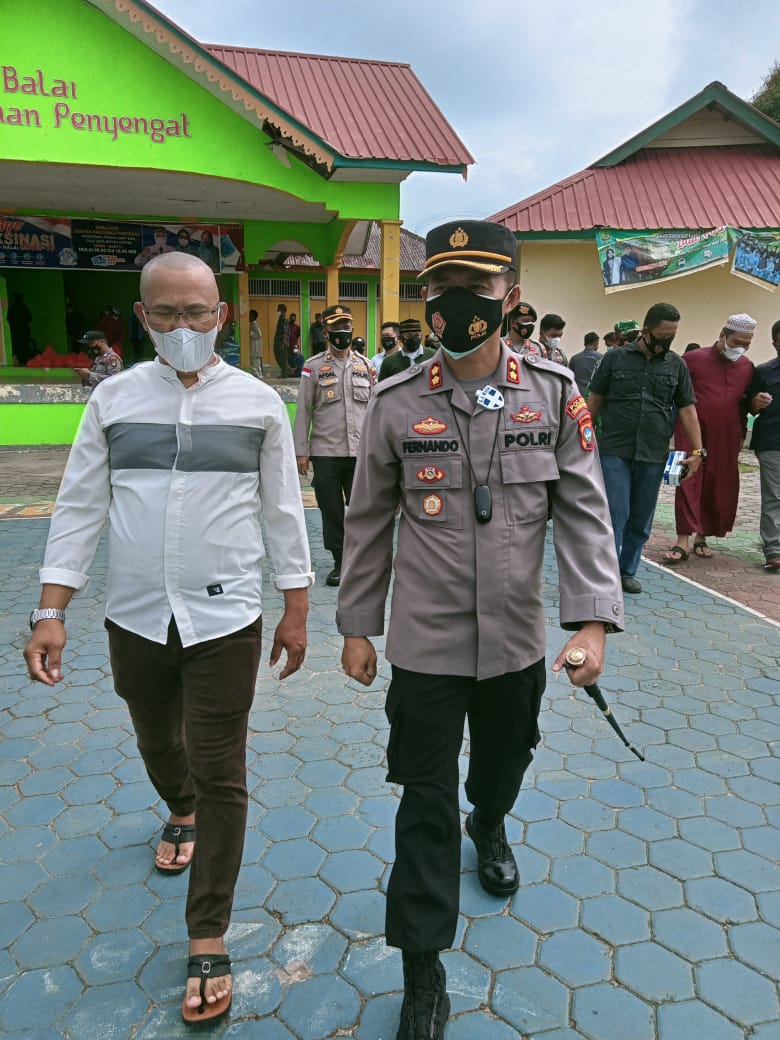 Kapolres Tanjungpinang Salurkan 50 Paket Sembako di Pulau Penyengat