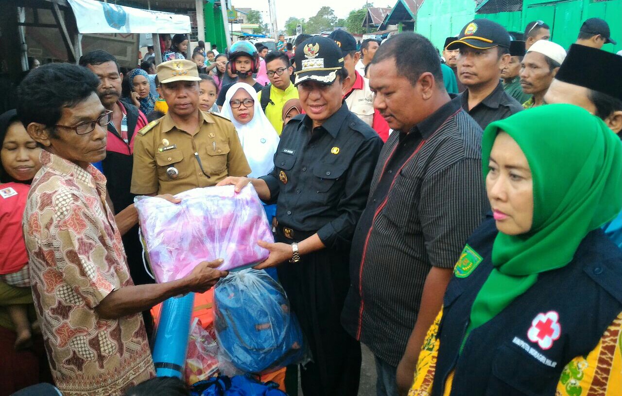 Bupati dan Ketua PMI Inhil Serahkan Bantuan Buat Korban Kebakaran di Tembilahan Hulu