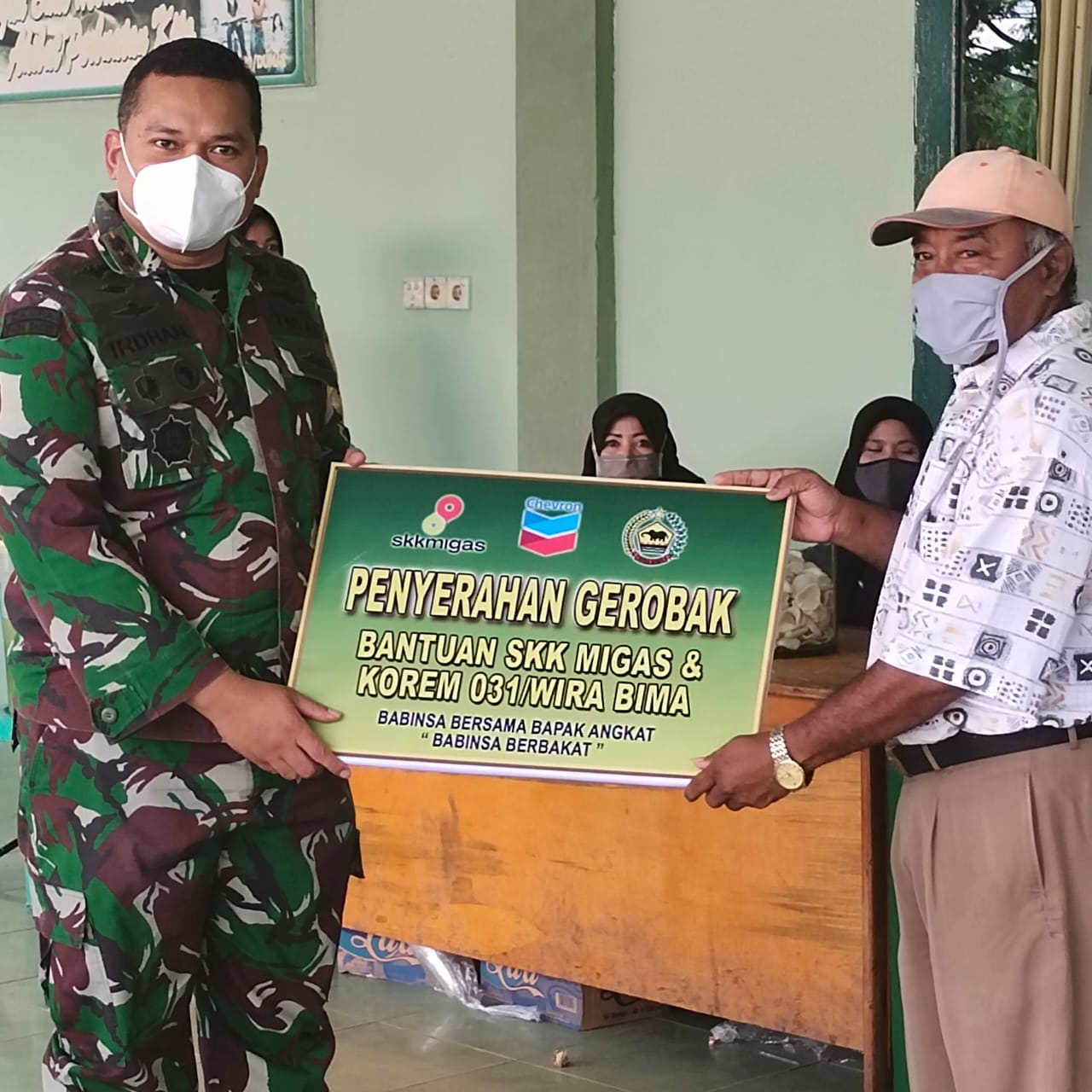 Jum'at Berkah, Kodim 0320/Dumai Santuni Anak Yatim dan Serahkan Bantuan Gerobak ke Pedagang
