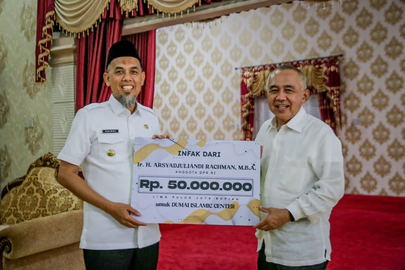 Makmurkan Pembangunan DIC, Wali Kota Dumai Terima Bantuan Infak Anggota DPR RI