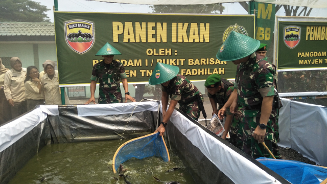 Pangdam I/BB Dan Danrem 031/WB Tabur Benih Dan Panen Ikan di Kodim 0320/Dumai