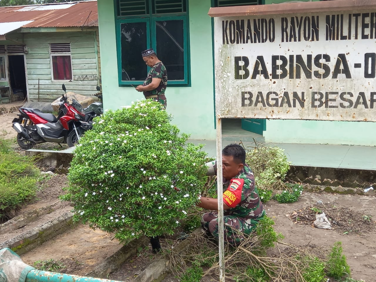 Tingkatkan Pelayanan, Babinsa 02 Bersihkan Pos