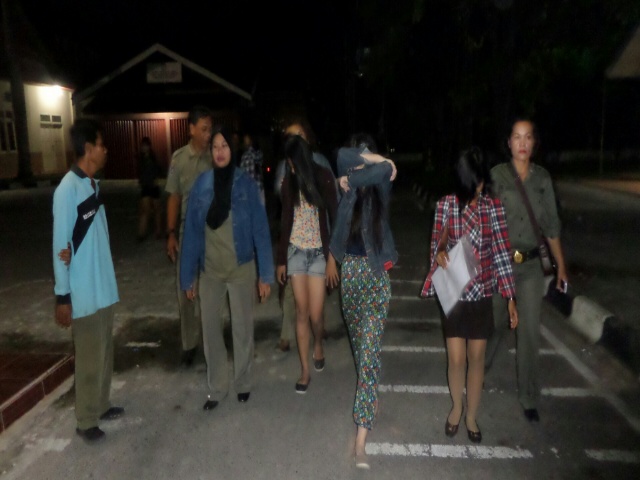 Razia Pekat Satpol PP Jaring Tujuh Orang Pria dan Wanita Termasuk Satu Pasangan Mesum di Hotel