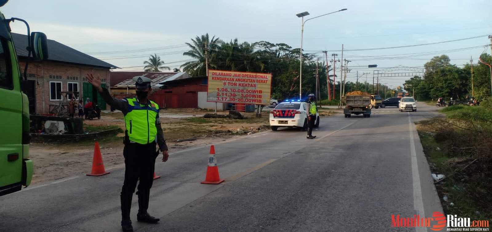 Dishub dan Satlantas Polres Dumai Tertibkan Kendaraan Berat yang Melintas di Waktu Larangan