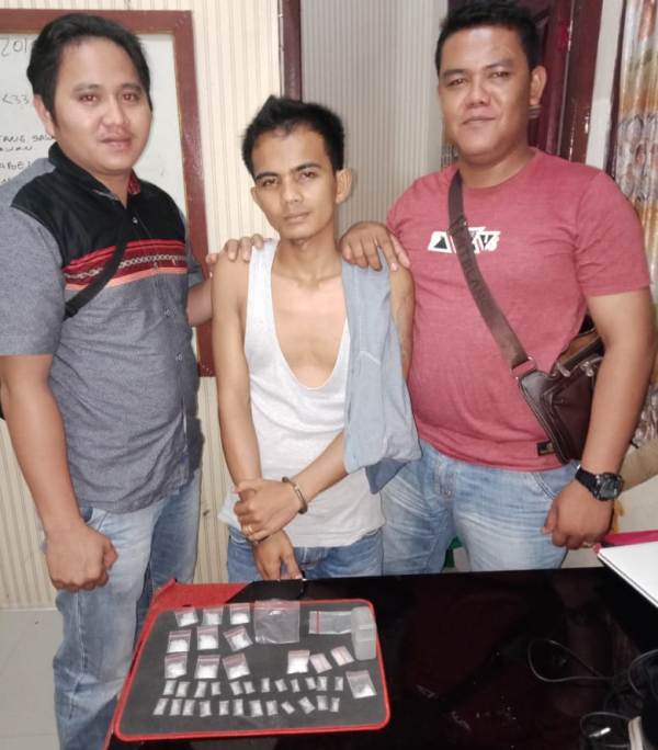 Lagi Duduk Santai, Pengedar Sabu Di Pujud Kena Cokok Polisi.