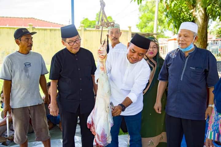 Bupati Labuhanbatu Melihat Langsung Penyembelihan Hewan Qurban di BPKAD