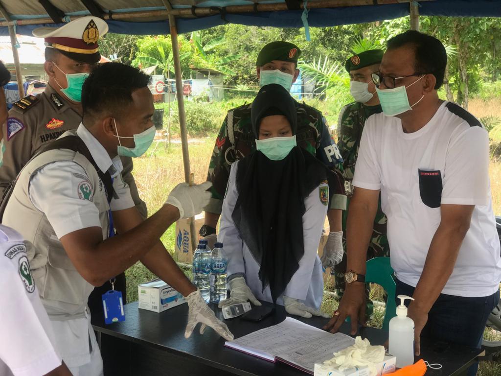 Hari Libur,!!!! Bupati Suyatno Tetap Pantau Posko Kesehatan Cegah Covid-19