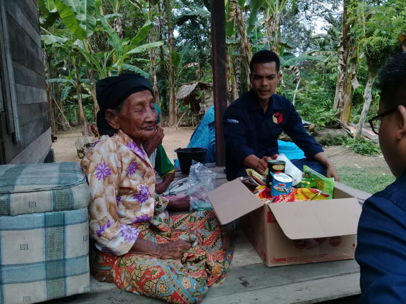 Panwaslu Kecamatan Pangean Kabupaten Kuantan Singingi Santuni Lansia