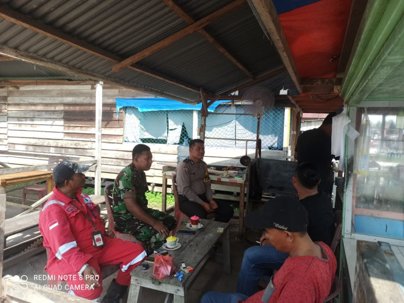 Babinsa Koramil 06/Merbau Optimalkan Keamanan di Kampung Pancasila Melalui Komsos