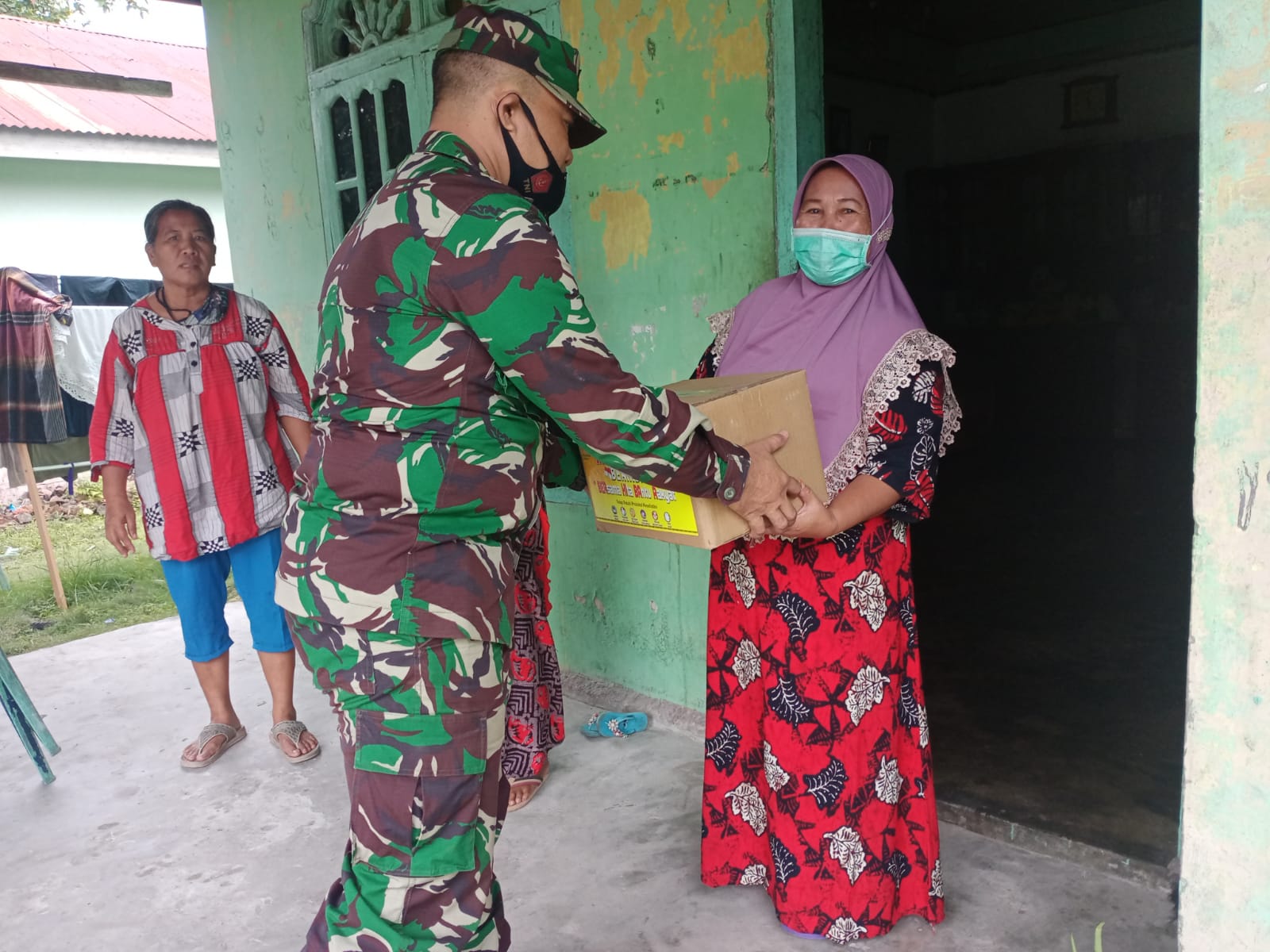 Pelda Joko Ikut Menyerahkan Bantuan Untuk Penerima Manfaat