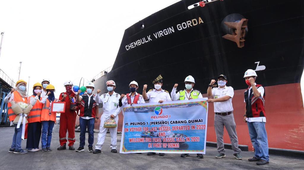 Seremonial Penyerahan Cinderamata Pelindo 1 Dumai Kepada Kapal Yang Bersandar Awal dan Akhir Tahun