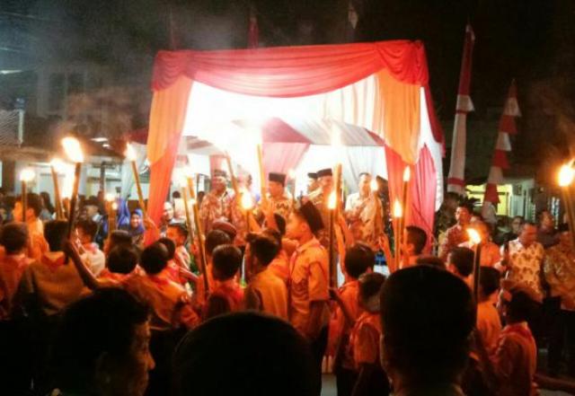 Pawai Obor Di Meranti Dalam Rangka HUT RI Ke-73 Resmi Dilepas Oleh Bupati
