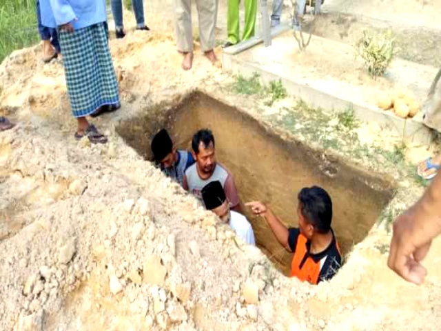 Kapolsek ini Ikut Gali Kubur Warga Tenayan Raya yang Tewas di Bengkalis