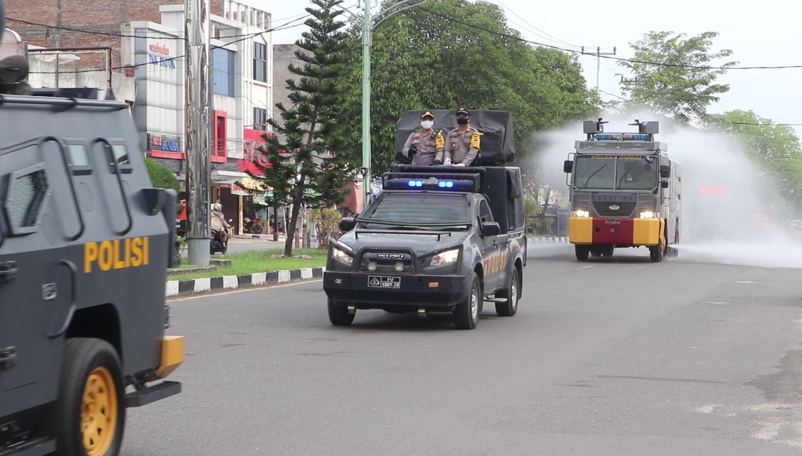 Penyemprotan Disinfektan Massal di Dumai Dilaksanakan, Polres Dumai Ikut Serta