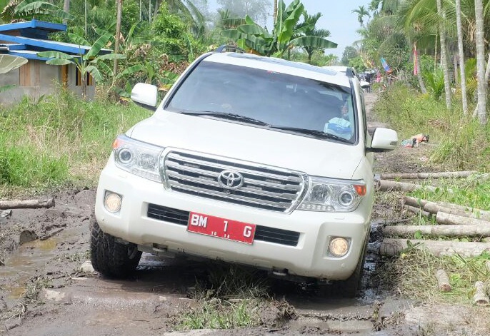 Bupati Tepati Janji Lintasi Ruas Kota Baru - Sanglar - Pulau Kijang Gunakan Mobil Buka MTQ Ke-47 Inh