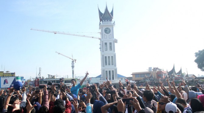 Emak-emak Histeris Sambut Sandiaga Uno di Jam Gadang