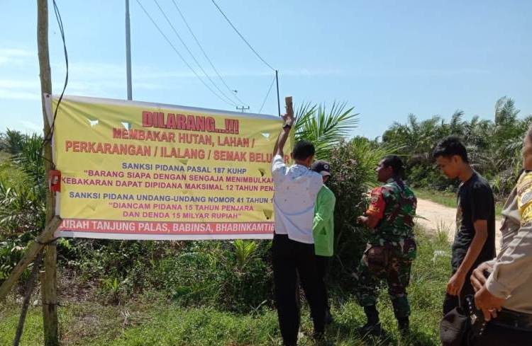 Babinsa Tanjung Palas Pasang Spanduk Larangan Membakar Hutan