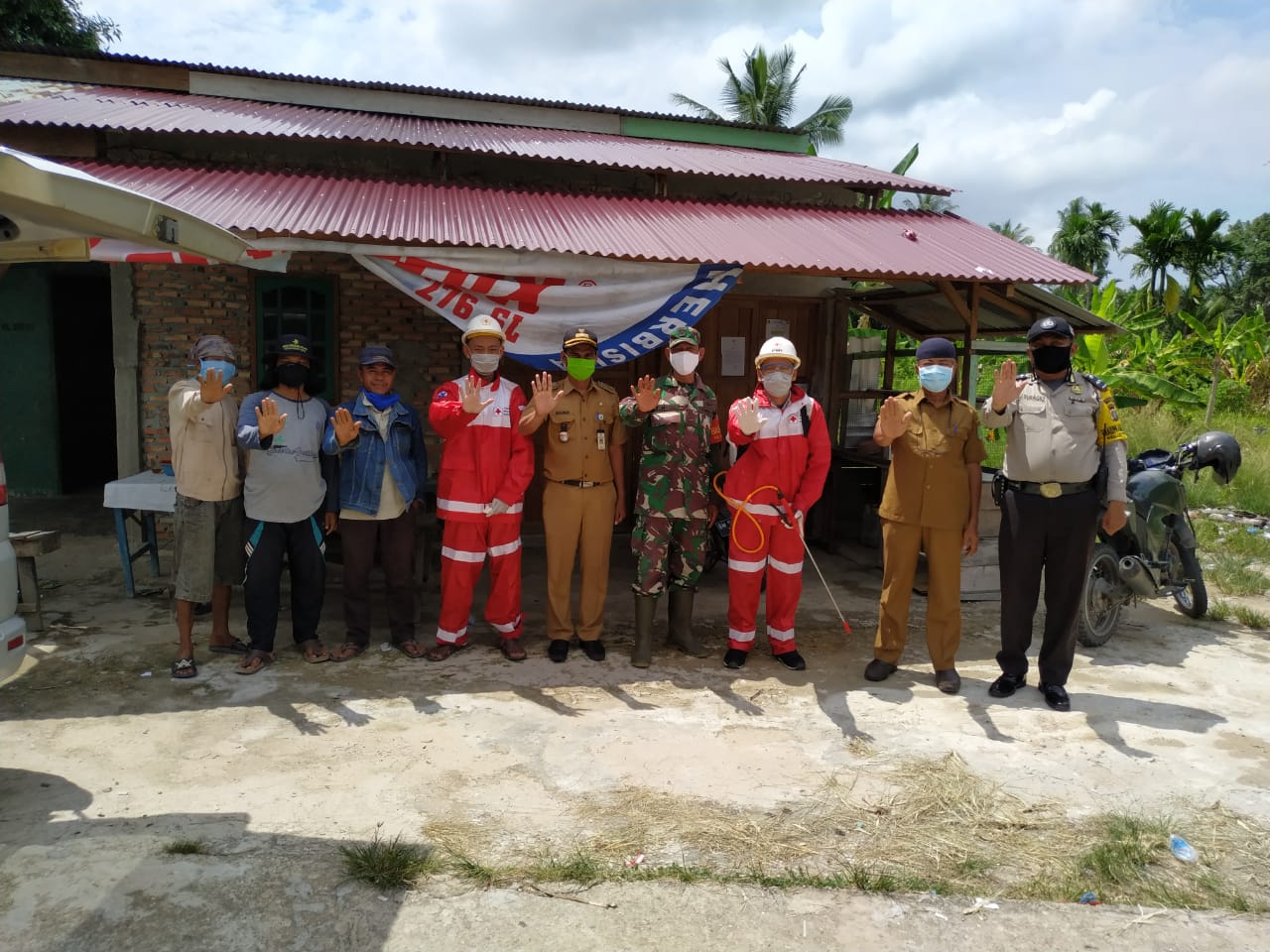 PMI Kota Dumai Lakukan Penyemprotan Disinfektan di Kecamatan Medang Kampai