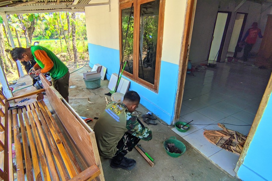 Sinergi Tanpa Sekat: Kala Satgas TMMD 129 Bojonegoro dan Warga Kesongo Bahu-Membahu Merajut Asa Ibu Jasmiati