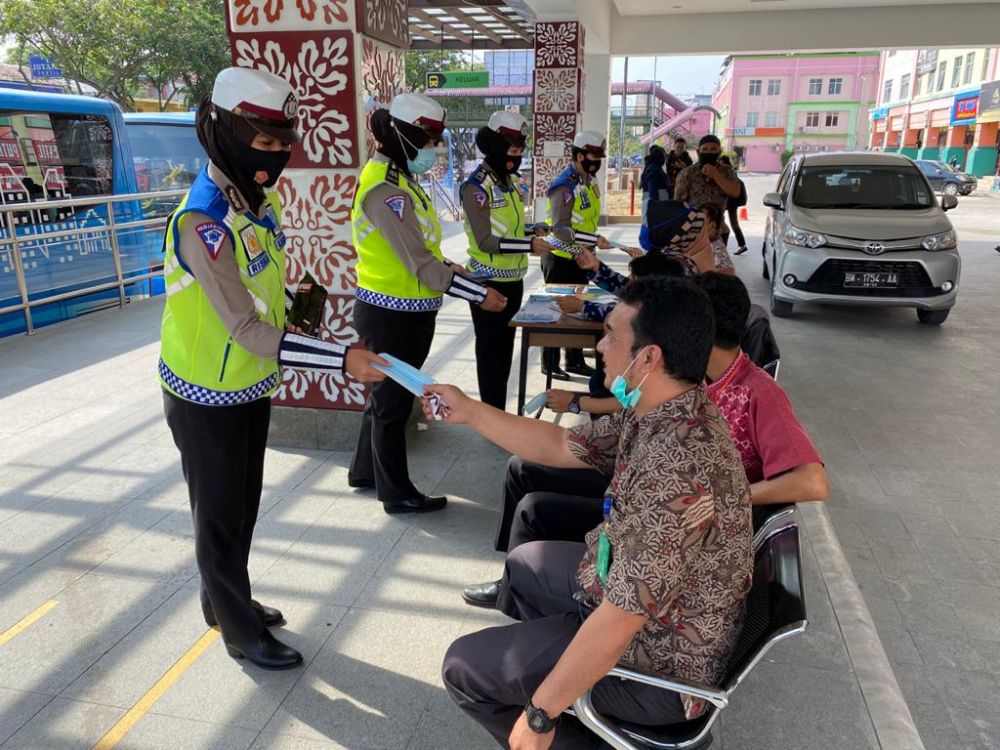 Operasi Zebra, Ditlantas Polda Riau Juga Bagikan Masker