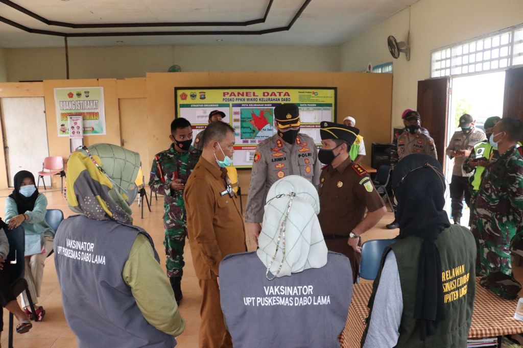 Kapolres Lingga Tinjau Langsung Kegiatan Vaksinasi Door to Door di Kecamatan Singkep