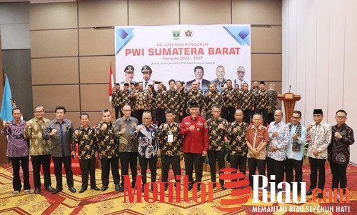Ketua Umum PWI Pusat Melantik Basril Basyar sebagai Ketua PWI Sumbar