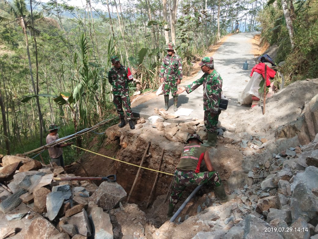 Dansatgas TMMD Kodim 0806/Trenggalek Tinjau Pengerjaan Gorong-gorong