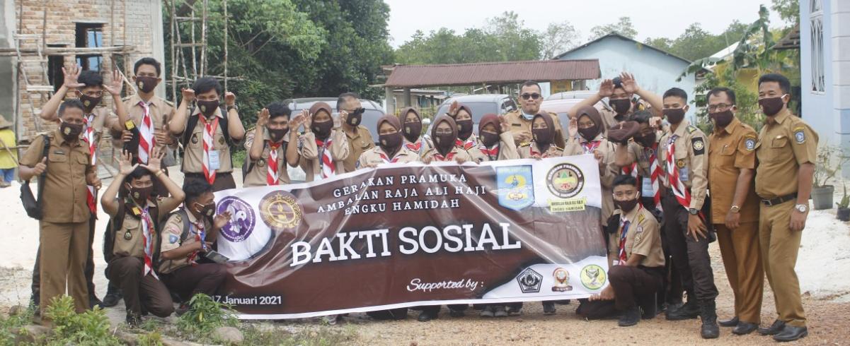 SMAN 2 Kota Tanjungpinang Bantu Korban Banjir dan Longsor di Desa Madong
