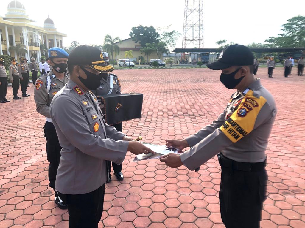 Aksi Heroik Bripka Syamsul Bahri Berbuah Penghargaan Dari Kapolres Rohil