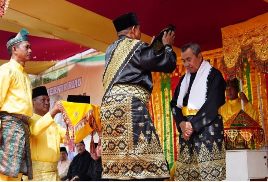 Masyarakat Adat Pujud Beri Gelar Gubernur Syamsuar Datuk Seri Alamsyah