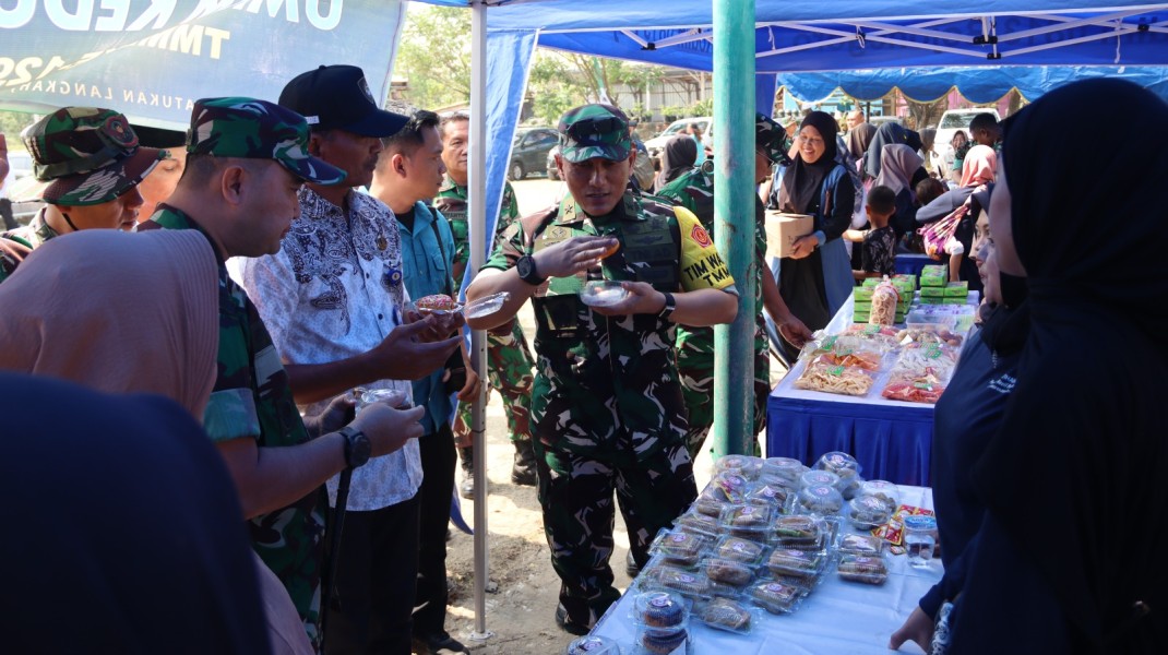 Tim Wasev TMMD 129 Bojonegoro Borong dan Bangkitkan UMKM Lokal