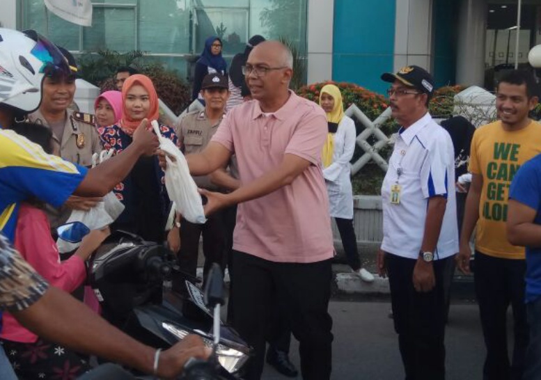 Pjs Bupati Inhil Bagikan Takjil Kepada Masyarakat