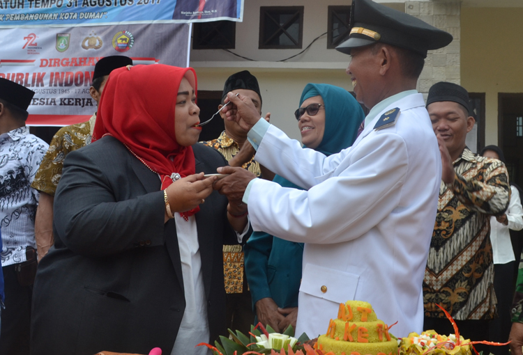 Disaksikan Seluruh Peserta Upacara, Petria Naspita Terima Suapan dari Lurah Kampung Baru Dumai